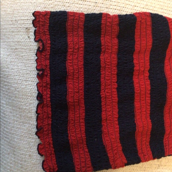 A hole stern red and blue crop top. - Picture 2 of 3